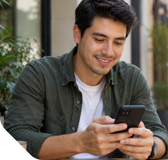 Usuario revisando su solicitud en celular